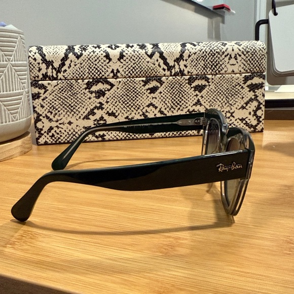 Ray-Ban Classic Green Sunglasses
